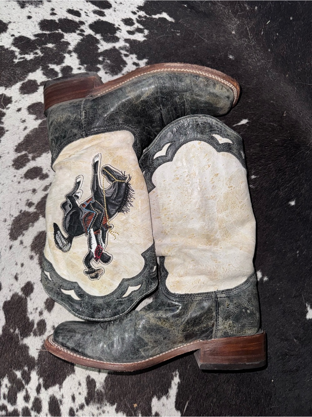 Women's Embroidered Western Cowboy Boots in Black and Cream